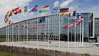 Flaggen der NATO-Mitglieder wehen vor dem NATO-Hauptquartier