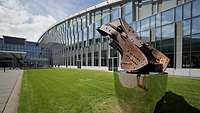 Überrest eines Stahlträgers aus dem World Trade Centers, der vor dem NATO-Hauptquartier ausgestellt wird