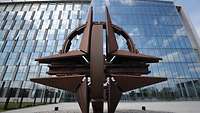 Skulptur einer Kompass-Rose vor dem NATO-Hauptquartier