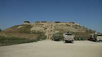 Frontale Ansicht der Höhe 432 in Afghanistan, davor Fahrzeuge