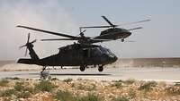 Zwei Blackhawk-Hubschrauber beim Start vom Flugplatz in Kunduz