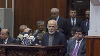 Der damalige afghanische Präsident Aschraf Ghani spricht bei einer Rede im Parlament in Kabul an einem Pult in Mikrofone.