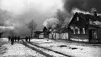 Ein Brennendes Dorf in der UdSSR im Winter, Deutsche Soldaten auf dem Rückzug.