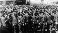 Kriegsgefangene deutsche Soldaten werden in Moskau nach der Zerschlagung der Heeresgruppe Mitte zur Schau gestellt. 