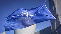 NATO Flagge aus Stoff weht auf einem Schiff