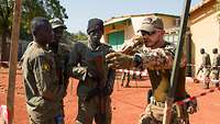 Deutscher Ausbilder erklärt malischen Soldaten den Orts- und Häuserkampf