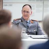 General vor Mikrofon