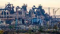Frontansicht des zerstörten Stahlwerks in Mariupol