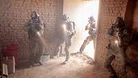 KSK-Soldaten dringen während einer Übung in eine afghanische Lehmhütte ein.