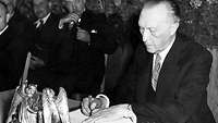Der spätere erste Bundeskanzler Konrad Adenauer unterzeichnet am 23. Mai 1949 das Grundgesetz