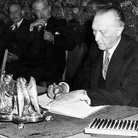 Der spätere erste Bundeskanzler Konrad Adenauer unterzeichnet am 23. Mai 1949 das Grundgesetz