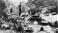 Deutsch Soldaten auf deutschen Panzer I und Panzer II neben mittlerem Schützenpanzer im polnischen Gelände