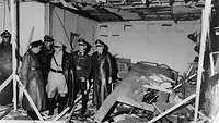 Martin Bormann, Hermann Göring und Bruno Loerzer besichtigen die zerstörte Baracke im Führerhauptquartier "Wolfsschanze" 