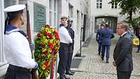 Bundesminister der Verteidigung legt einen Kranz im Rahmen einer Gedenkveranstaltung im Ehrenhof des Bendlerbolcks nieder.