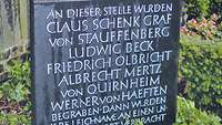 Grabstein mit der Inschrift "Zum gedenken an den 20. Juli 1944" und den Namen der hier begrabenen Widerstandskämpfer.