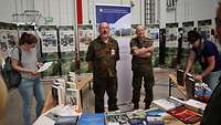 zwei Soldaten stehen vor einer Ausstellung aus Roll-Ups