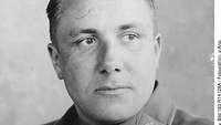 Portraitfoto von Martin Bormann, der seitlich aus dem Bild blickt.