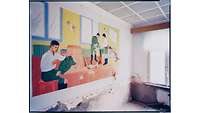 Wandbild, das die Arbeit in einer Kleiderkammer der sowjetischen Armee zeigt.
