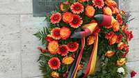 Niedergelegter Kranz vor einer Gedenktafel in der Gedenkstätte Deutscher Widerstand