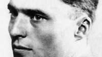 Portraitfoto von Oberst Claus Schenk Graf von Stauffenberg, der seitlich aus der Kamera schaut