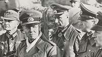 Generalfeldmarschall Erwin Rommel im Kreise weiterer Offiziere bei der Besichtigung eines Gefechtsstandes