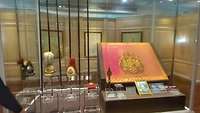 Vitrine mit Lanzen, Helmen und Fahne im Thailändischen Heeresmuseums zu Ehren des Königs