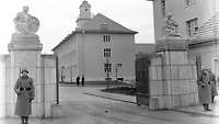 Blick auf Hauptgebäude und Wache der neu eröffneten Kriegsschule in Potsdam