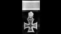 Das Bild zeigt einen Orden: Eichenlaub mit Schwerten zum Ritterkreuz des Eisernen Kreuzes