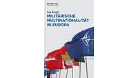 graues Cover mit der NATO-Fahne im Vordergrund, dahinter Fahnen von Mitgliedsstaaten