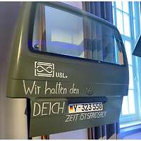 olivgrüne Heckklappe eines Bullis mit weißem Schriftzug