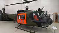 Hubschrauber in einer Ausstellungshalle