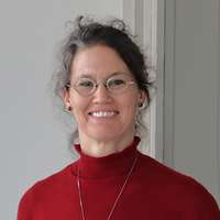 Frau mit rotem Pullover