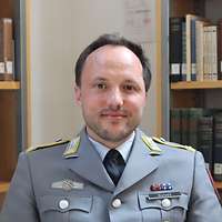 Mann in Uniform sitzend