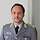 Mann in Uniform stehend