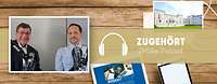Ein Mann im Anzug und ein Mann in Uniform im Tonstudio vor einem Mikro