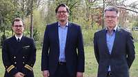 drei Männer in einem Park 