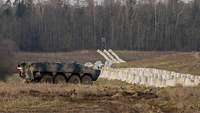 Militärfahrzeug vor Panzersperren
