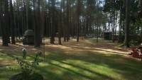 Waldstück mit Skulpturresten und Spielplatz