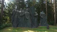 Denkmal vor Bäumen aufgestellt