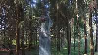 Statue im Wald