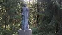 Bronzestatue im Wald