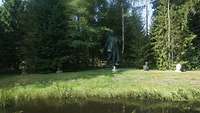 Leninstatue und fünf Lenin-Büsten 