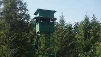 Wachturm im Wald