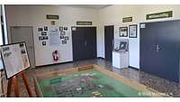 Ausstellungsraum mit Vitrinen, Bildern und Schautafeln