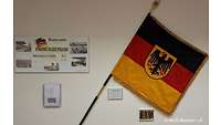 Deutschlandfahne an der Wand und Erklärtafeln