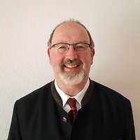 Portraitfoto Harald F. Potempa im dunklen Anzug