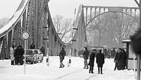 Brücke im Winter mit Autos und Menschen