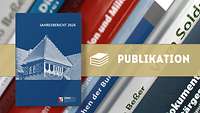 Cover des Jahresberichts vor einer Bücherreihe
