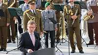 Minister hinter dem Rednerpult. 