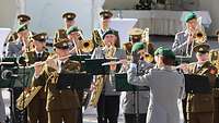 Soldaten in deutscher und litauischer Uniform musizieren gemeinsam.